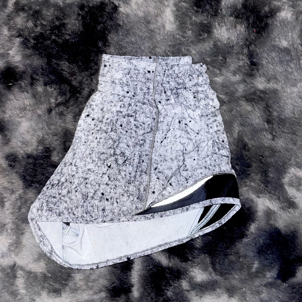 Lululemon hotty hot shorts 2”, black and white